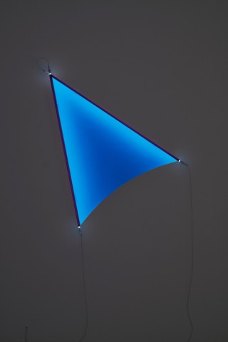 Monte Blue, 2017 Fluo Acrylfarbe, 147 x 108 x 11,5 cm Schwarzlichtröhren